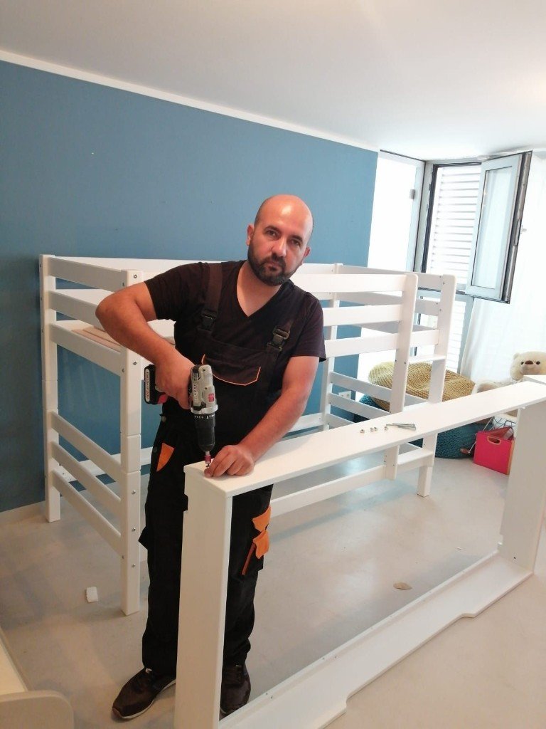 Sama Transport bei der Möbelmontage vor Ort