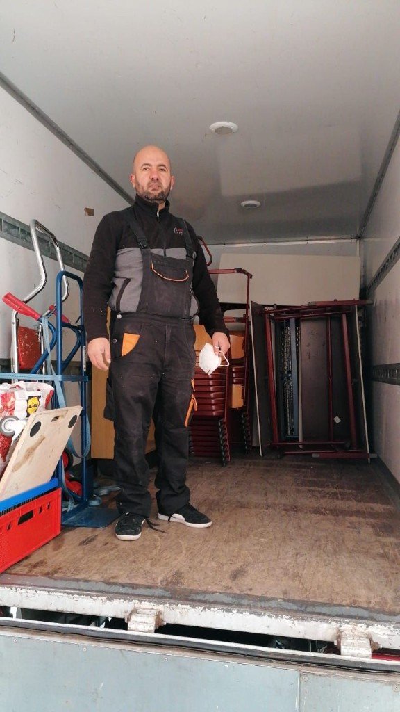 Sama Transport Team im Umzugsfahrzeug