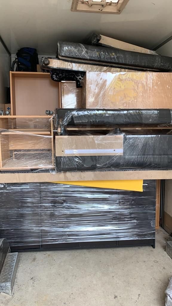 Fachgerecht verpackte Möbel im Transportfahrzeug